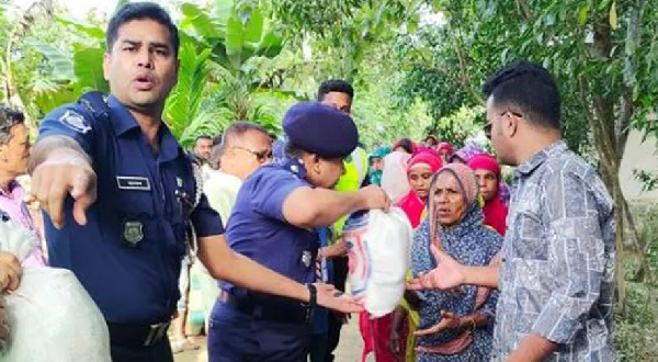 মৌলভীবাজারের কুলাউড়ায় বন্যার্ত মানুষের পাশে হাইওয়ে পুলিশ