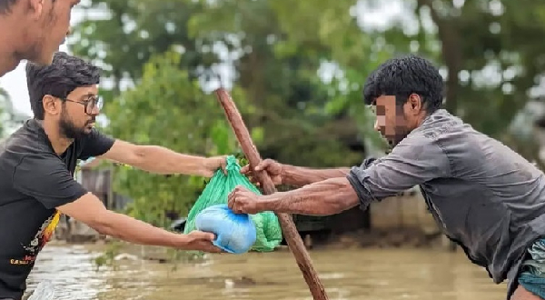 বন্যার্তদের সাহায্য করা বড় সওয়াবের কাজ