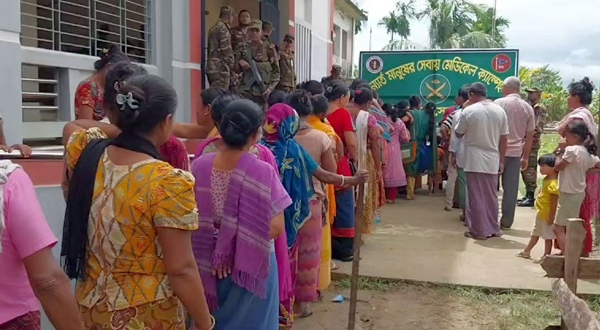 খাগড়াছড়িতে বন্যা দুর্গতকবলিত এলাকায় বাংলাদেশ সেনাবাহিনীর মেডিকেল ক্যাম্প